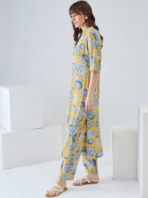 Women Floral Printed Kurta with Trousers 2