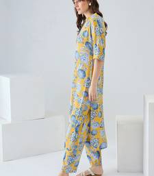 Women Floral Printed Kurta with Trousers