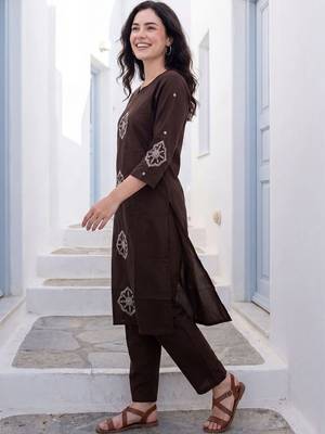 Women Ethnic Motifs Embroidered Thread Work Cotton Kurta with Trousers 3