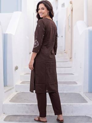 Women Ethnic Motifs Embroidered Thread Work Cotton Kurta with Trousers 4