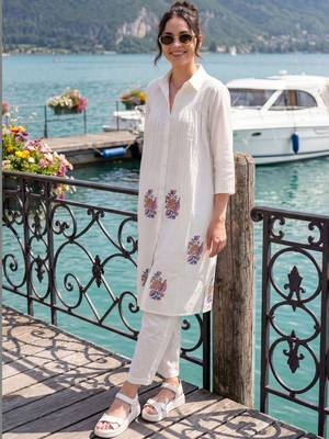 Women Floral Printed Pleated Cotton Kurta with Trousers 1