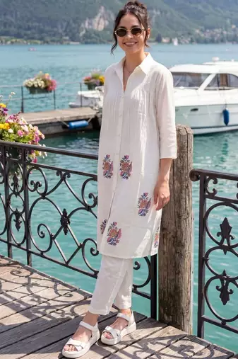 Women Floral Printed Pleated Cotton Kurta with Trousers