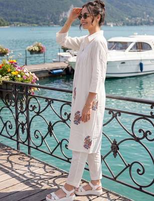 Women Floral Printed Pleated Cotton Kurta with Trousers 3