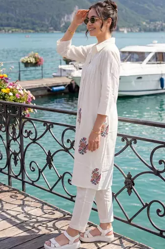 Women Floral Printed Pleated Cotton Kurta with Trousers