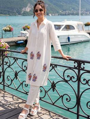 Women Floral Printed Pleated Cotton Kurta with Trousers 6