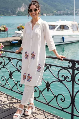 Women Floral Printed Pleated Cotton Kurta with Trousers