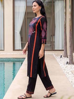 Women Ethnic Motifs Printed Cotton Kurta with Trousers 3