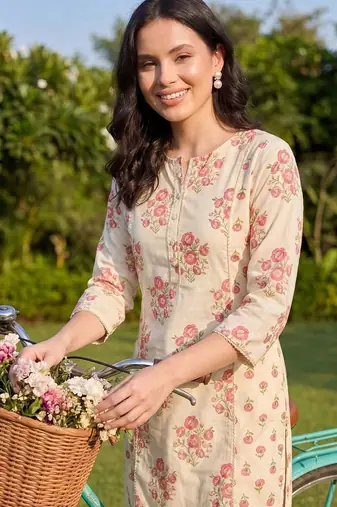 Women Floral Printed Panelled Cotton Kurta with Trousers
