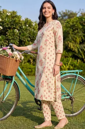 Women Floral Printed Panelled Cotton Kurta with Trousers