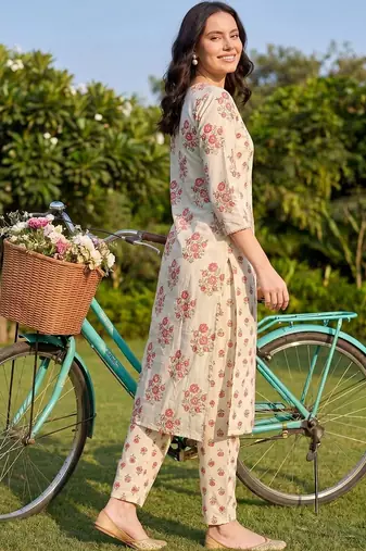 Women Floral Printed Panelled Cotton Kurta with Trousers