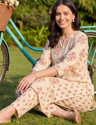 Women Floral Printed Panelled Cotton Kurta with Trousers 5