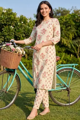 Women Floral Printed Panelled Cotton Kurta with Trousers