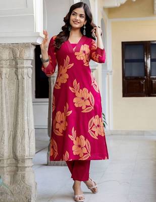Women Floral Printed Cotton Kurta with Trousers 1
