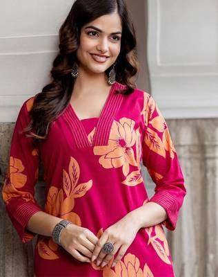 Women Floral Printed Cotton Kurta with Trousers 2