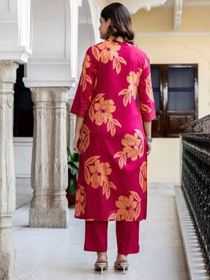 Women Floral Printed Cotton Kurta with Trousers 4