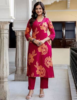 Women Floral Printed Cotton Kurta with Trousers 5