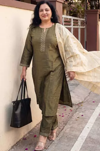 Women Thread Work Kurta with Trousers & With Dupatta