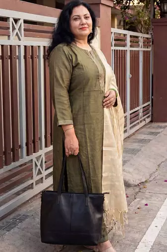Women Thread Work Kurta with Trousers & With Dupatta