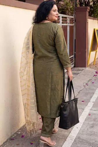 Women Thread Work Kurta with Trousers & With Dupatta