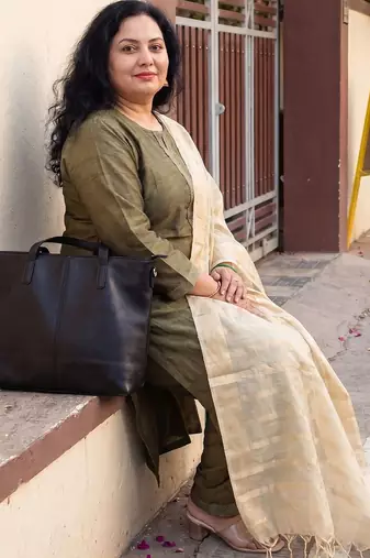 Women Thread Work Kurta with Trousers & With Dupatta