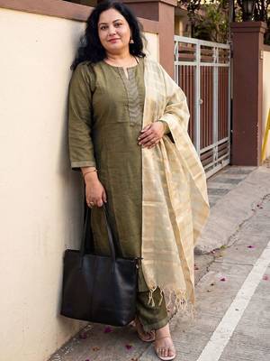 Women Thread Work Kurta with Trousers & With Dupatta 6