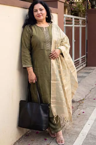 Women Thread Work Kurta with Trousers & With Dupatta