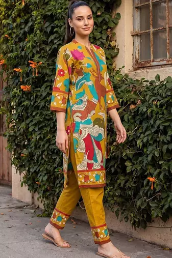 Women Ethnic Motifs Printed Cotton Kurta with Trousers