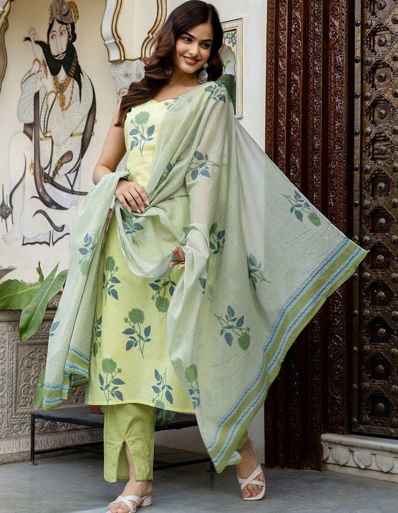 Women Floral Printed Cotton Kurta with Trousers & With Dupatta