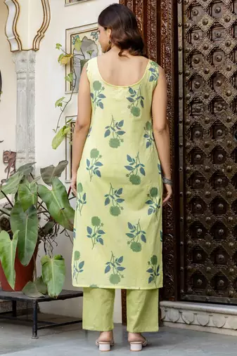 Women Floral Printed Cotton Kurta with Trousers & With Dupatta