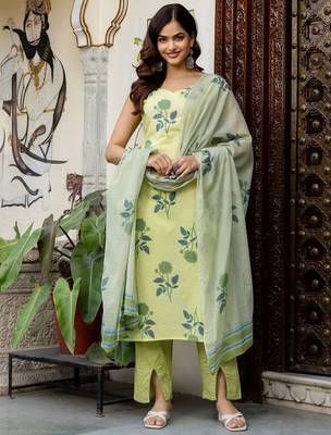Women Floral Printed Cotton Kurta with Trousers & With Dupatta 5
