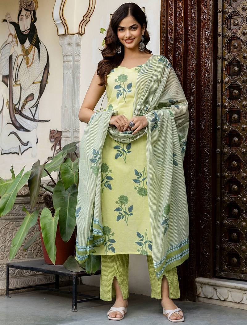 Women Floral Printed Cotton Kurta with Trousers & With Dupatta