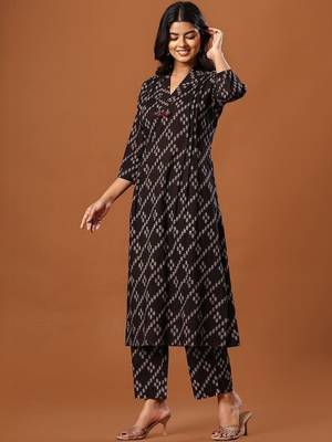 Women Ethnic Motifs Printed Cotton Kurta with Trousers 1
