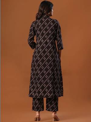 Women Ethnic Motifs Printed Cotton Kurta with Trousers 3