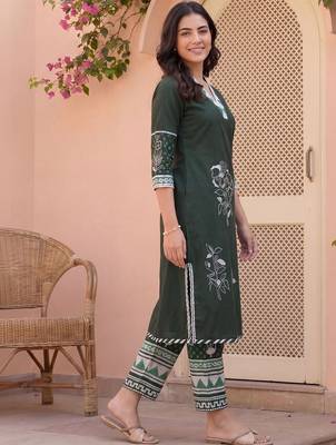 Women Floral Printed Cotton Kurta with Trousers 4