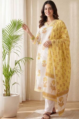Women Floral Printed Thread Work Cotton Kurta with Trousers & With Dupatta