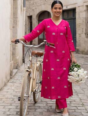 Women Ethnic Motifs Embroidered Thread Work Kurta with Trousers 1