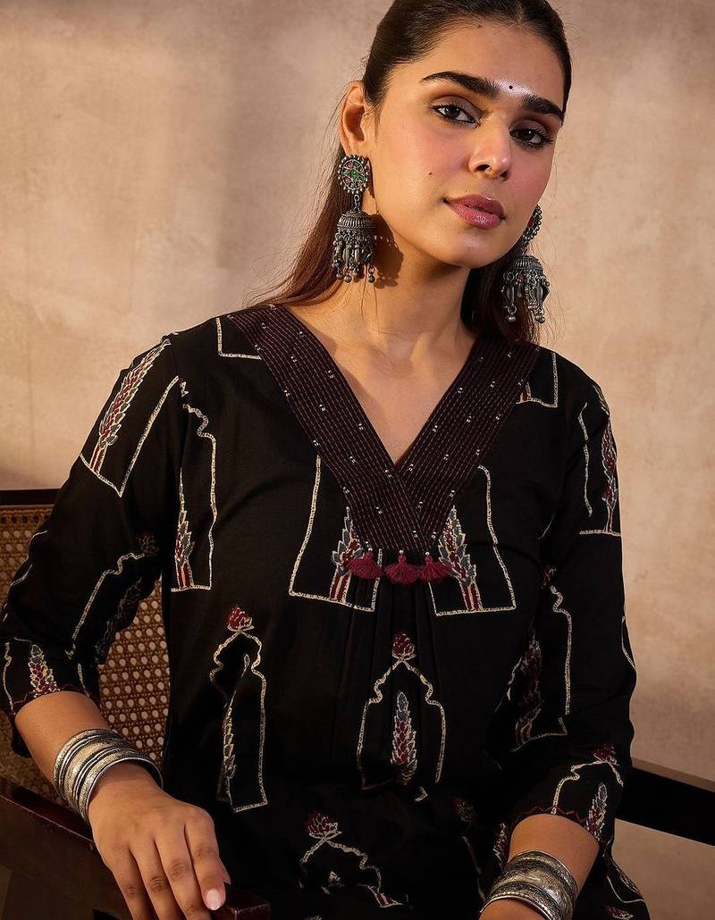 Women Ethnic Motifs Printed Sequinned Cotton Kurta with Trousers
