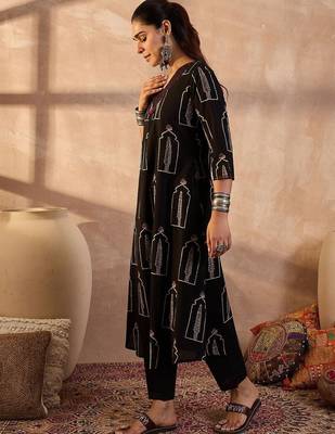 Women Ethnic Motifs Printed Sequinned Cotton Kurta with Trousers 3