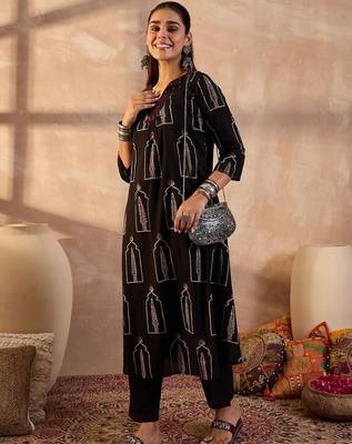 Women Ethnic Motifs Printed Sequinned Cotton Kurta with Trousers 5