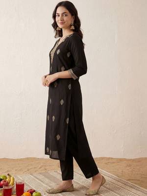 Women Ethnic Motifs Embroidered Thread Work Kurta with Trousers 4