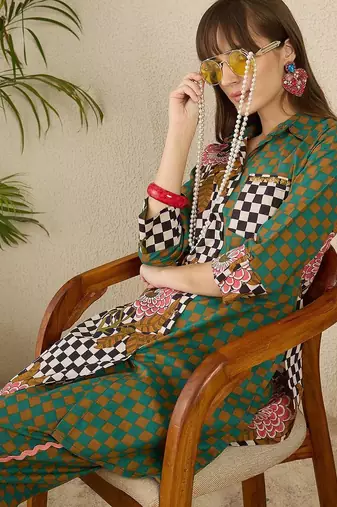 Women Checked Cotton Kurta with Trousers