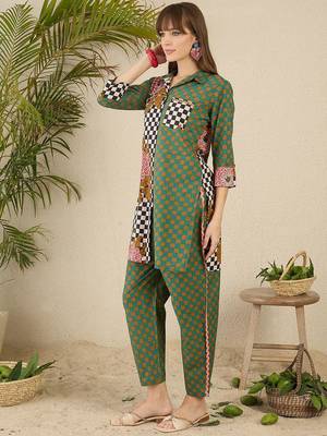 Women Checked Cotton Kurta with Trousers 4