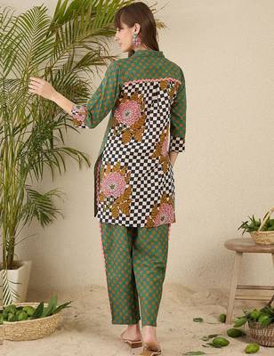 Women Checked Cotton Kurta with Trousers 5