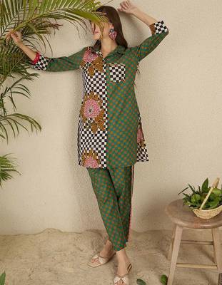 Women Checked Cotton Kurta with Trousers 6