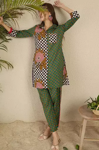 Women Checked Cotton Kurta with Trousers