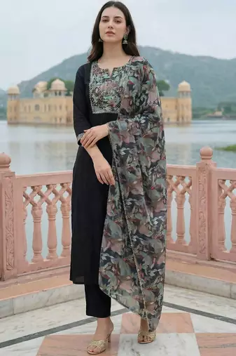 Women Floral Embroidered Thread Work Kurta with Trousers & With Dupatta