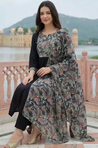 Women Floral Embroidered Thread Work Kurta with Trousers & With Dupatta