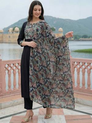 Women Floral Embroidered Thread Work Kurta with Trousers & With Dupatta 5