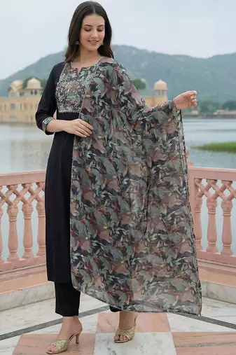 Women Floral Embroidered Thread Work Kurta with Trousers & With Dupatta