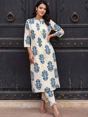 Women Floral Printed Cotton Kurta with Trousers 1